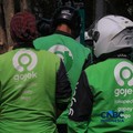 Pengemudi ojek online (ojol) menunggu orderan penumpang di kawasan Stasiun Palmerah, Jakarta, Senin (4/5/2026). (CNBC Indonesia/Faisal Rahman)