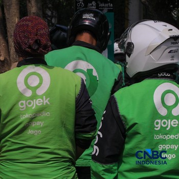 Pengemudi ojek online (ojol) menunggu orderan penumpang di kawasan Stasiun Palmerah, Jakarta, Senin (4/5/2026). (CNBC Indonesia/Faisal Rahman)