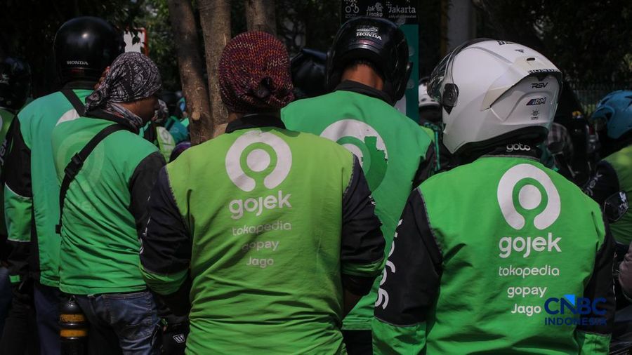 Pengemudi ojek online (ojol) menunggu orderan penumpang di kawasan Stasiun Palmerah, Jakarta, Senin (4/5/2026). (CNBC Indonesia/Faisal Rahman)