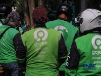 Pengemudi ojek online (ojol) menunggu orderan penumpang di kawasan Stasiun Palmerah, Jakarta, Senin (4/5/2026). (CNBC Indonesia/Faisal Rahman)