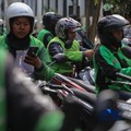 Pengemudi ojek online (ojol) menunggu orderan penumpang di kawasan Stasiun Palmerah, Jakarta, Senin (4/5/2026). (CNBC Indonesia/Faisal Rahman)
