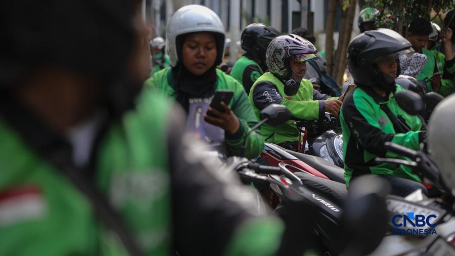 Pengemudi ojek online (ojol) menunggu orderan penumpang di kawasan Stasiun Palmerah, Jakarta, Senin (4/5/2026). (CNBC Indonesia/Faisal Rahman)