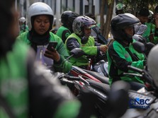 Pengemudi ojek online (ojol) menunggu orderan penumpang di kawasan Stasiun Palmerah, Jakarta, Senin (4/5/2026). (CNBC Indonesia/Faisal Rahman)