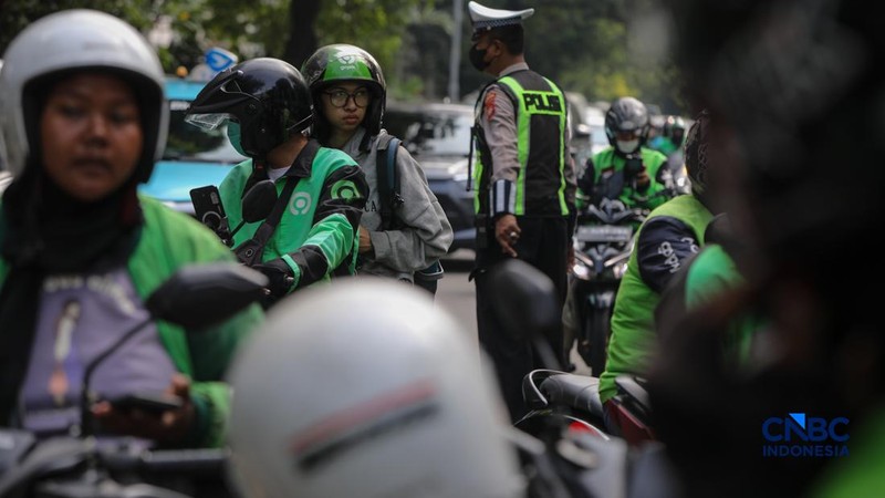 Pengemudi ojek online (ojol) menunggu orderan penumpang di kawasan Stasiun Palmerah, Jakarta, Senin (4/5/2026). (CNBC Indonesia/Faisal Rahman)