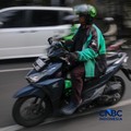 Pengemudi ojek online (ojol) menunggu orderan penumpang di kawasan Stasiun Palmerah, Jakarta, Senin (4/5/2026). (CNBC Indonesia/Faisal Rahman)