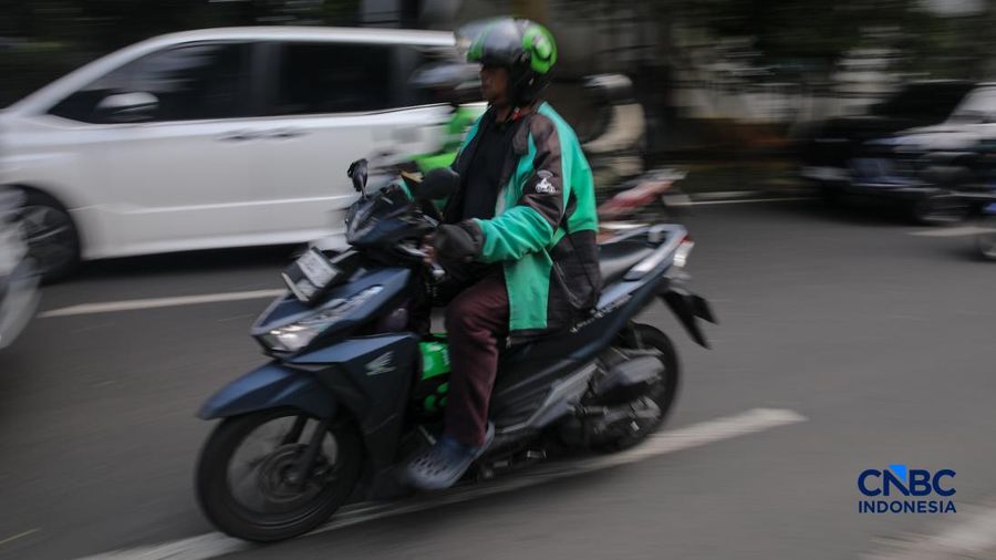 Pengemudi ojek online (ojol) menunggu orderan penumpang di kawasan Stasiun Palmerah, Jakarta, Senin (4/5/2026). (CNBC Indonesia/Faisal Rahman)