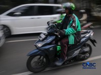 Pengemudi ojek online (ojol) menunggu orderan penumpang di kawasan Stasiun Palmerah, Jakarta, Senin (4/5/2026). (CNBC Indonesia/Faisal Rahman)