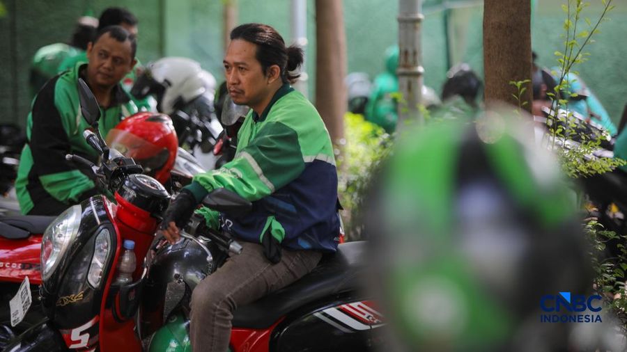 Pengemudi ojek online (ojol) menunggu orderan penumpang di kawasan Stasiun Palmerah, Jakarta, Senin (4/5/2026). (CNBC Indonesia/Faisal Rahman)