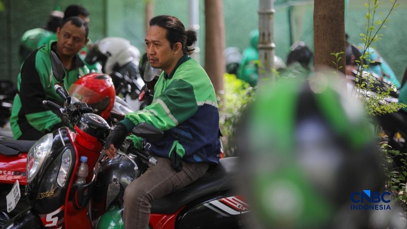 Pengemudi ojek online (ojol) menunggu orderan penumpang di kawasan Stasiun Palmerah, Jakarta, Senin (4/5/2026). (CNBC Indonesia/Faisal Rahman)