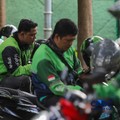 Pengemudi ojek online (ojol) menunggu orderan penumpang di kawasan Stasiun Palmerah, Jakarta, Senin (4/5/2026). (CNBC Indonesia/Faisal Rahman)