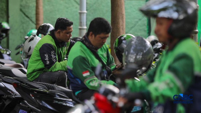 Pengemudi ojek online (ojol) menunggu orderan penumpang di kawasan Stasiun Palmerah, Jakarta, Senin (4/5/2026). (CNBC Indonesia/Faisal Rahman)