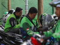 Pengemudi ojek online (ojol) menunggu orderan penumpang di kawasan Stasiun Palmerah, Jakarta, Senin (4/5/2026). (CNBC Indonesia/Faisal Rahman)
