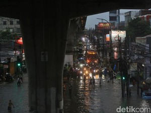 Video Pria Ini Turun dari Angkot Demi Nebeng Truk Terobos Banjir di Cipulir