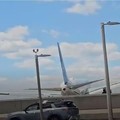 Pesawat jet penumpang menabrak tiang lampu saat mendarat. (Dok. Patrick Oyulu via X)