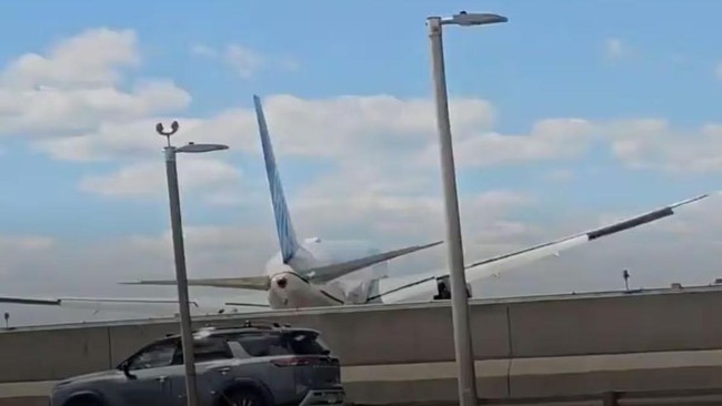 Pesawat Boeing Bawa 221 Orang Tabrak Tiang Lampu dan Truk di Jalan Raya