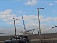 Pesawat jet penumpang menabrak tiang lampu saat mendarat. (Dok. Patrick Oyulu via X)
