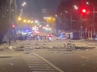 Petugas darurat bekerja di dekat reruntuhan bangunan yang dihantam drone, di tengah konflik Rusia-Ukraina, di Moskow, Rusia, dalam cuplikan layar yang diperoleh dari video media sosial yang dirilis pada 4 Mei 2026. (Social Media/via REUTERS)