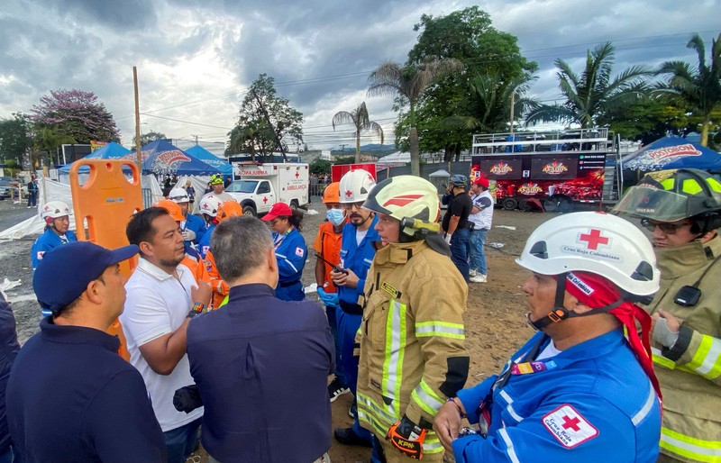 Orang-orang berdiri di dekat truk monster setelah pengemudinya kehilangan kendali atas kendaraan tersebut dan menabrak para penonton, menewaskan beberapa orang dan melukai yang lainnya, di Popayan, provinsi Cauca, Kolombia, 3 Mei 2026. (REUTERS/Henry Laserna)