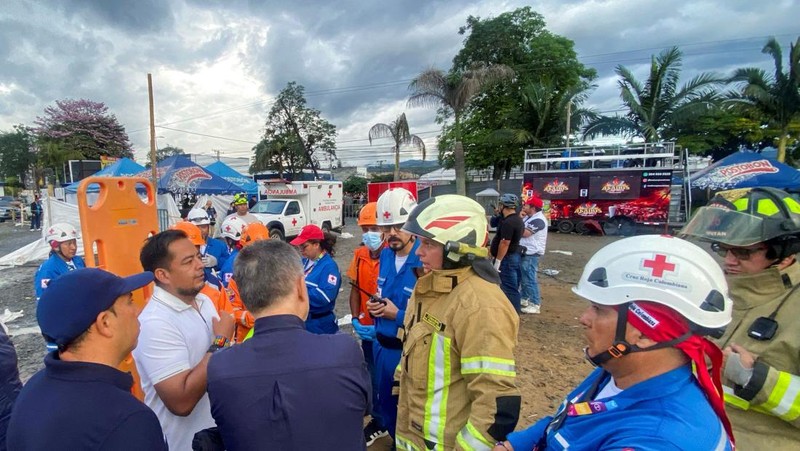 Petugas darurat bekerja di lokasi kejadian setelah pengemudi truk monster kehilangan kendali atas kendaraannya selama pertunjukan dan menabrak penonton, menewaskan beberapa orang dan melukai lainnya, di Popayan, provinsi Cauca, Kolombia, 3 Mei 2026.