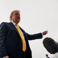 Presiden AS Donald Trump berbicara kepada media sebelum menaiki Air Force One untuk berangkat ke Miami, Florida, di Bandara Internasional Palm Beach di West Palm Beach, Florida, AS, (2 Mei 2026. REUTERS/Nathan Howard)