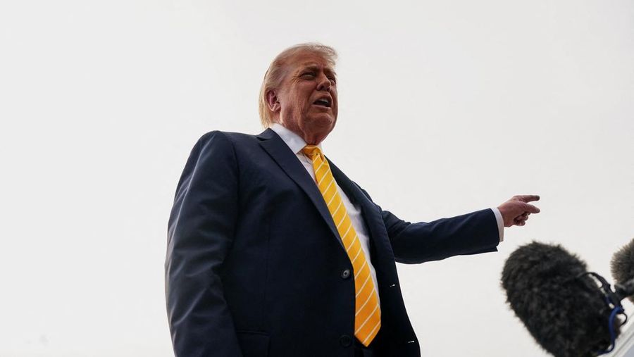 Presiden AS Donald Trump berbicara kepada media sebelum menaiki Air Force One untuk berangkat ke Miami, Florida, di Bandara Internasional Palm Beach di West Palm Beach, Florida, AS, (2 Mei 2026. REUTERS/Nathan Howard)