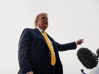 Presiden AS Donald Trump berbicara kepada media sebelum menaiki Air Force One untuk berangkat ke Miami, Florida, di Bandara Internasional Palm Beach di West Palm Beach, Florida, AS, (2 Mei 2026. REUTERS/Nathan Howard)