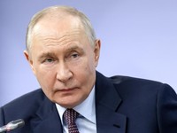 Presiden Rusia Vladimir Putin bertemu dengan perwakilan masyarakat adat Rusia di maraton pendidikan Znaniye.Pervye di Moskow, Rusia, 30 April 2026. (Sputnik/Vyacheslav Prokofyev/Pool via REUTERS)