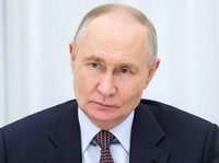 Presiden Rusia Vladimir Putin mengadakan pertemuan dengan perwakilan Republik Dagestan untuk membahas pemilihan kepala republik di masa depan, di Kremlin di Moskow, Rusia, 30 April 2026. (Sputnik/Mikhail Metzel/Pool via REUTERS)