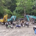 Satuan Tugas (Satgas) Penertiban Kawasan Hutan (PKH) dan Komando Daerah Militer XV/Pattimura menertibkan aktivitas penambangan emas tanpa izin (PETI) di kawasan Gunung Botak, Pulau Buru, Maluku, melalui operasi terpadu pada 27 April hingga 14 Mei 202