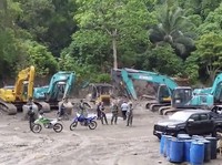 Satuan Tugas (Satgas) Penertiban Kawasan Hutan (PKH) dan Komando Daerah Militer XV/Pattimura menertibkan aktivitas penambangan emas tanpa izin (PETI) di kawasan Gunung Botak, Pulau Buru, Maluku, melalui operasi terpadu pada 27 April hingga 14 Mei 202