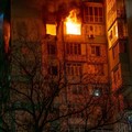 Sebuah gedung apartemen yang rusak akibat serangan pesawat tak berawak Rusia, di tengah serangan Rusia terhadap Ukraina, di Odesa, Ukraina, dalam foto yang dirilis Jumat (1/5/ 2026). (via REUTERS/STATE EMERGENCY SERVICE OF UKRAI)