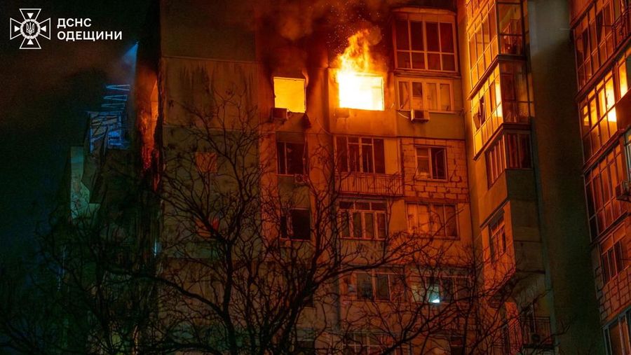 Sebuah gedung apartemen yang rusak akibat serangan pesawat tak berawak Rusia, di tengah serangan Rusia terhadap Ukraina, di Odesa, Ukraina, dalam foto yang dirilis Jumat (1/5/ 2026). (via REUTERS/STATE EMERGENCY SERVICE OF UKRAI)