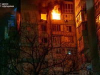 Sebuah gedung apartemen yang rusak akibat serangan pesawat tak berawak Rusia, di tengah serangan Rusia terhadap Ukraina, di Odesa, Ukraina, dalam foto yang dirilis Jumat (1/5/ 2026). (via REUTERS/STATE EMERGENCY SERVICE OF UKRAI)