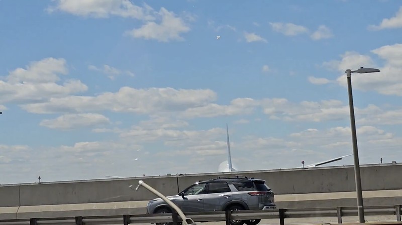 Sebuah pesawat United Airlines menabrak tiang lampu dan truk pengiriman di jalan raya New Jersey, Amerika Serikat (AS) saat mendarat pada hari Minggu waktu setempat di Bandara Internasional Newark Liberty.