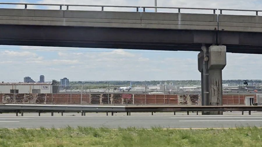 Sebuah pesawat United Airlines menabrak tiang lampu dan truk pengiriman di jalan raya New Jersey, Amerika Serikat (AS) saat mendarat pada hari Minggu waktu setempat di Bandara Internasional Newark Liberty.