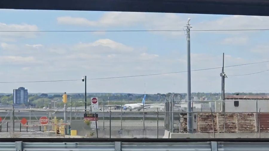 Sebuah pesawat United Airlines menabrak tiang lampu dan truk pengiriman di jalan raya New Jersey, Amerika Serikat (AS) saat mendarat pada hari Minggu waktu setempat di Bandara Internasional Newark Liberty.