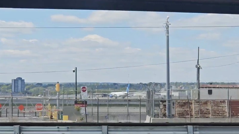 Sebuah pesawat United Airlines menabrak tiang lampu dan truk pengiriman di jalan raya New Jersey, Amerika Serikat (AS) saat mendarat pada hari Minggu waktu setempat di Bandara Internasional Newark Liberty.