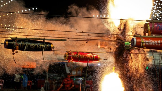 Potret Langit Thailand Membara, Roket Meluncur Adu Kecepatan