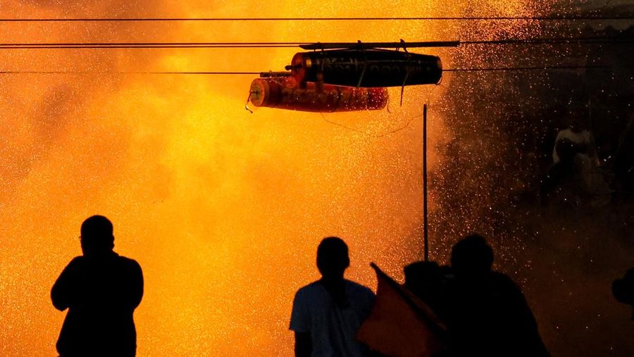 Sebuah roket meledak selama kompetisi peluncuran roket tahunan