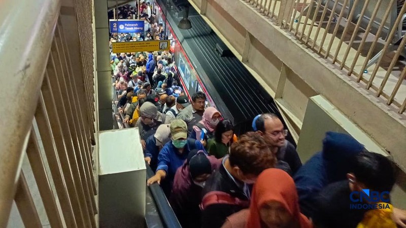 Sejumlah penumpang menumpuk akibat gangguan pada layanan KRL Commuter Line di Stasiun Kebayoran, Senin (4/5/2026).