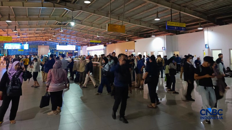 Sejumlah penumpang menumpuk akibat gangguan pada layanan KRL Commuter Line di Stasiun Kebayoran, Senin (4/5/2026). (CNBC Indonesia/Fakhriansyah)
