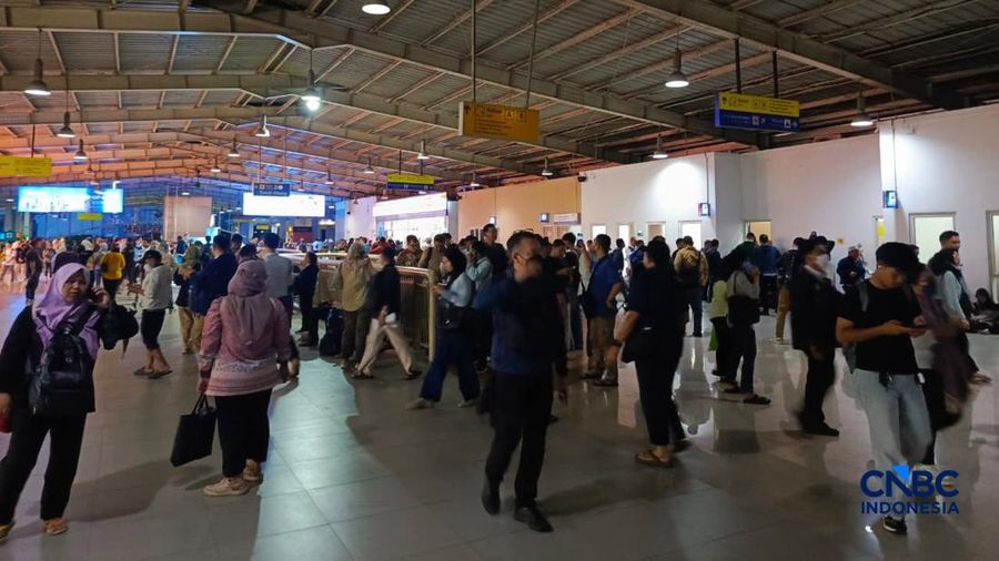 Sejumlah penumpang menumpuk akibat gangguan pada layanan KRL Commuter Line di Stasiun Kebayoran, Senin (4/5/2026).