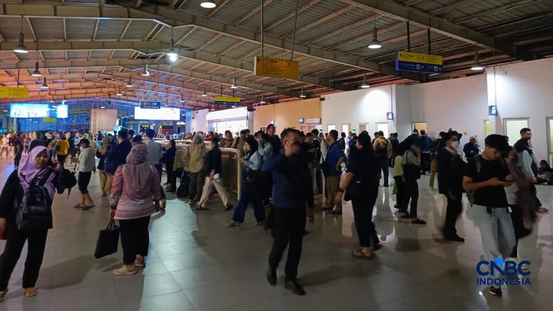 Sejumlah penumpang menumpuk akibat gangguan pada layanan KRL Commuter Line di Stasiun Kebayoran, Senin (4/5/2026).