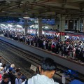 Sejumlah penumpang menumpuk akibat gangguan pada layanan KRL Commuter Line di Stasiun Kebayoran, Senin (4/5/2026). (CNBC Indonesia/Fakhriansyah)