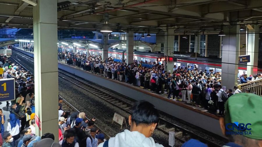 Sejumlah penumpang menumpuk akibat gangguan pada layanan KRL Commuter Line di Stasiun Kebayoran, Senin (4/5/2026).