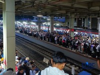 Sejumlah penumpang menumpuk akibat gangguan pada layanan KRL Commuter Line di Stasiun Kebayoran, Senin (4/5/2026). (CNBC Indonesia/Fakhriansyah)
