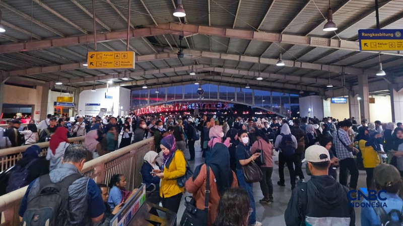 Sejumlah penumpang menumpuk akibat gangguan pada layanan KRL Commuter Line di Stasiun Kebayoran, Senin (4/5/2026). (CNBC Indonesia/Fakhriansyah)