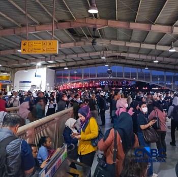 Sejumlah penumpang menumpuk akibat gangguan pada layanan KRL Commuter Line di Stasiun Kebayoran, Senin (4/5/2026), sore sekitar pukul 16.30 WIB. (CNBC Indonesia/Fakhriansyah)
