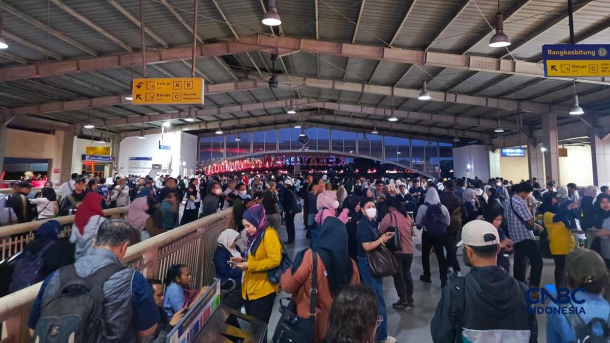 Penampakan Lautan Manusia Numpuk di Stasiun Efek Gangguan KRL 