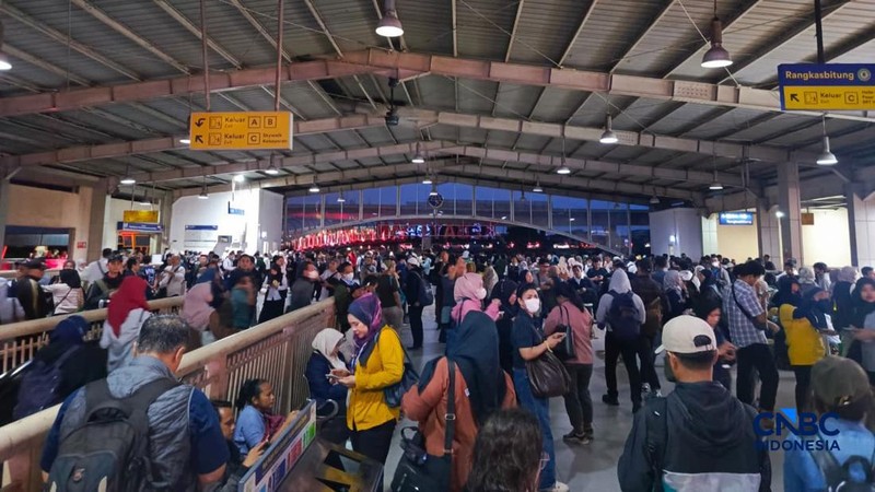 Sejumlah penumpang menumpuk akibat gangguan pada layanan KRL Commuter Line di Stasiun Kebayoran, Senin (4/5/2026). (CNBC Indonesia/Fakhriansyah)